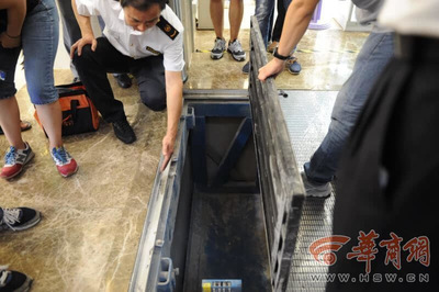 西安开展自动扶梯全面检查，记者调查“救命按钮”与自动人行道生产安全
